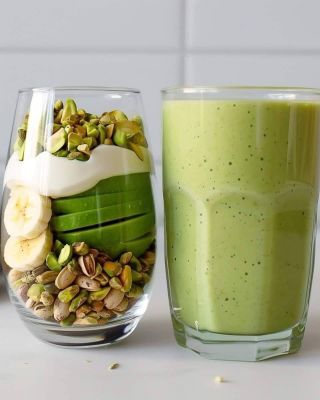 🥑🍌 Pistáciový smoothie plný energie! Začni den zdravě a chutně s naším oblíbeným receptem: ✨ Ingredience: 1 banán 🍌 1 malé...