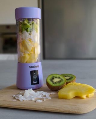 🥝🍍 Začni svůj den plný energie! 🍍🥝 Se SmoothieJet mixéry si připravíš lahodné smoothie kdykoli a kdekoli. 🥤 Díky široké...